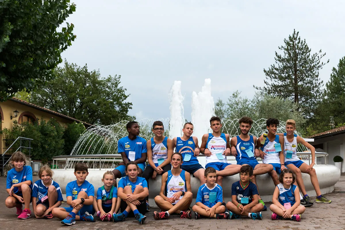 Foto di gruppo degli atleti e dei bambini di Atletica Futura