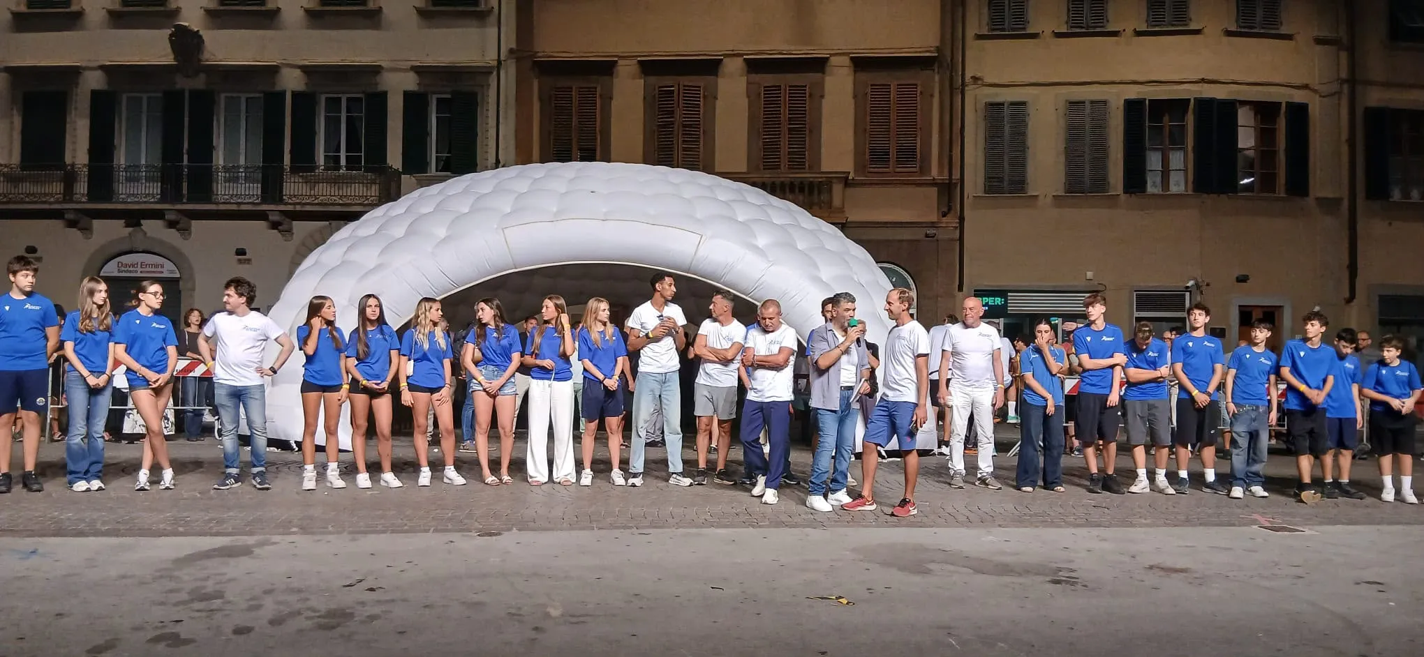 La squadra di Atletica Futura in Piazza Marsilio Ficino